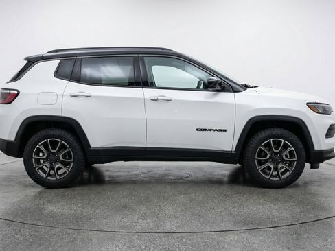 Used 2025 Jeep Compass Trailhawk image 11