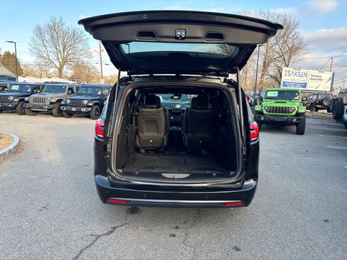 New 2023 Chrysler Pacifica Limited w/ Uconnect Theater Family Group image 39