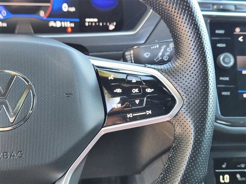 Used 2022 Volkswagen Tiguan SE R-Line image 9