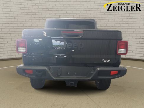 Used 2022 Jeep Gladiator Sport AWD/4WD image 6