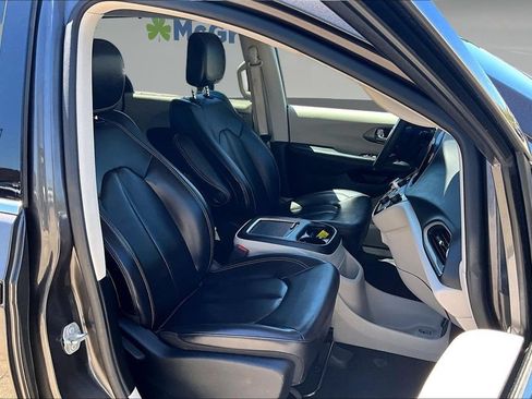 Used 2023 Chrysler Pacifica Touring-L FWD image 33