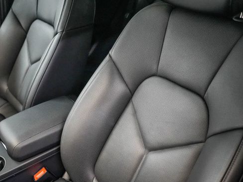 Certified 2026 Porsche Macan AWD/4WD image 26