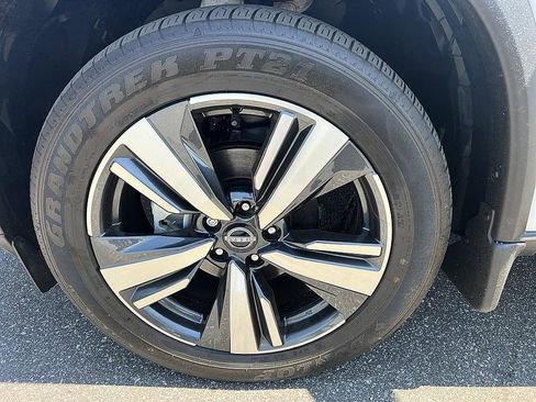 Certified 2025 Nissan Rogue SL FWD image 10