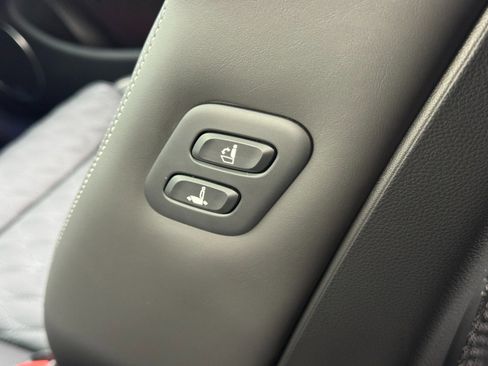 Used 2025 Genesis GV70 3.5T Sport w/ Sport Advanced Package image 40