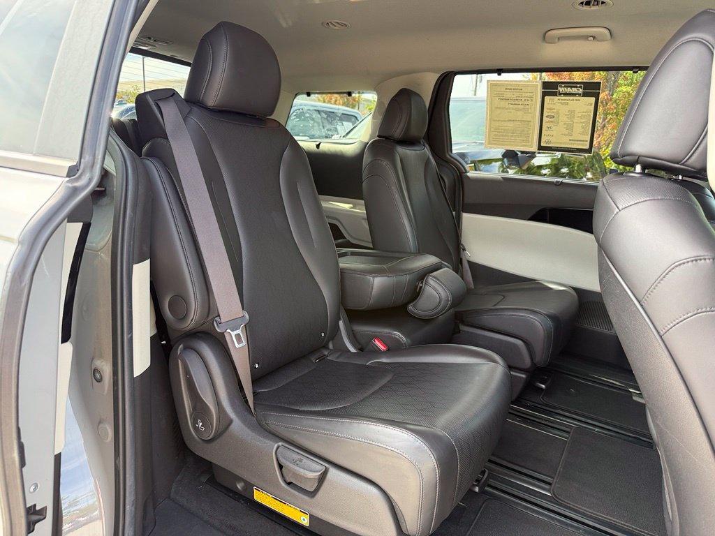 Used 2022 Kia Carnival EX FWD image 35