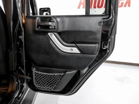 Used 2018 Jeep Wrangler Unlimited Sahara w/ Connectivity Group image 41