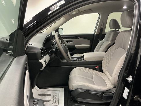 Used 2023 Honda Pilot LX image 8