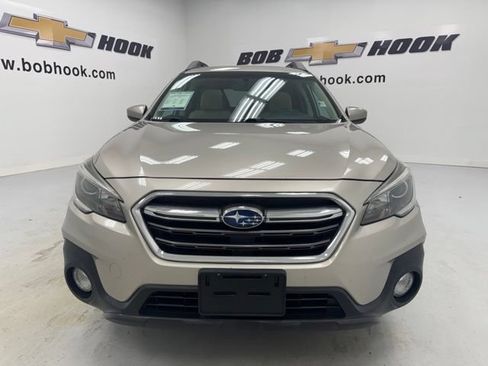 Used 2018 Subaru Outback 2.5i Premium AWD/4WD image 2