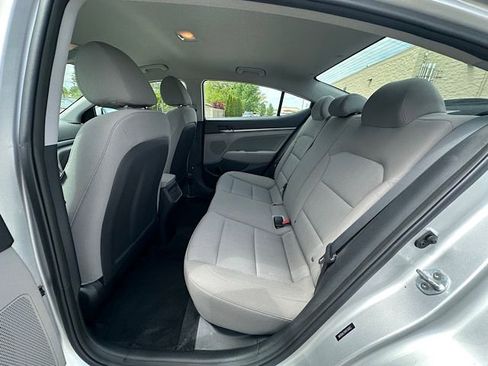 Used 2017 Hyundai Elantra SE FWD image 17