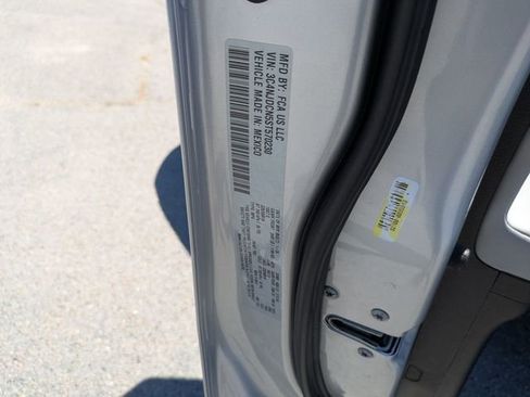 Used 2025 Jeep Compass Limited image 33