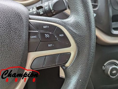 Used 2018 Jeep Cherokee Latitude FWD image 27