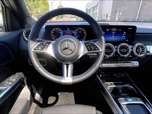 Used 2026 Mercedes-Benz GLB 250 4MATIC image 5