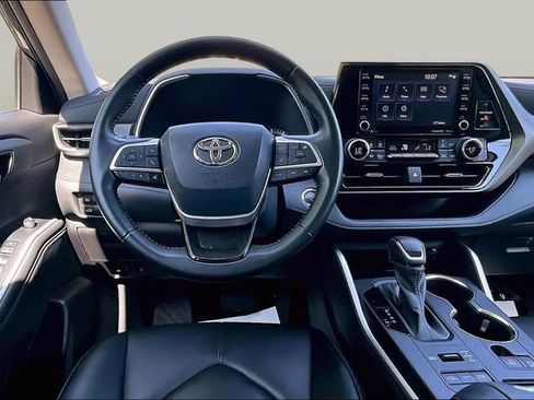 Used 2022 Toyota Highlander XLE AWD/4WD image 11