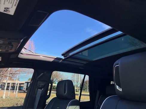 Used 2023 Cadillac Escalade Premium Luxury image 16