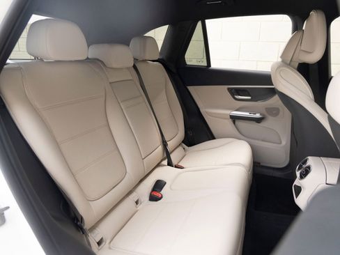 Used 2026 Mercedes-Benz GLC 300 image 23