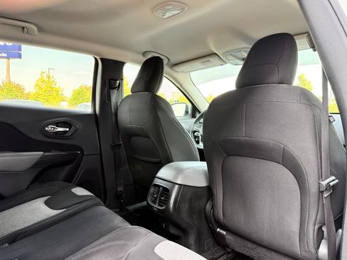 Used 2014 Jeep Cherokee Latitude w/ Comfort/Convenience Group AWD/4WD image 19