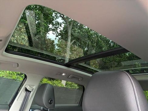 Used 2024 Volkswagen Taos SE w/ Panoramic Sunroof Package FWD image 25