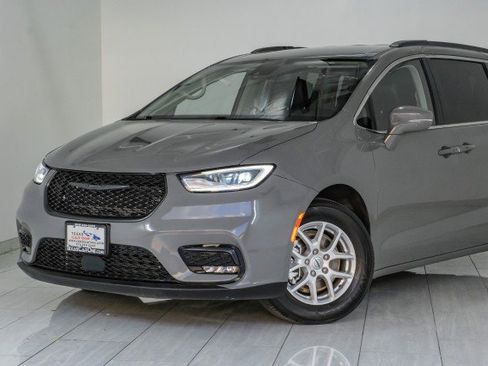 Used 2022 Chrysler Pacifica Touring-L image 45