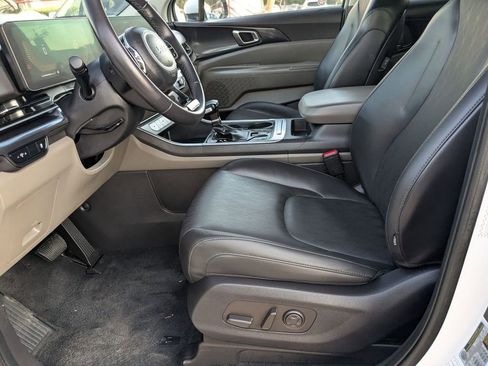 Used 2025 Kia Carnival image 11