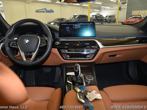 Used 2022 BMW 530e w/ Premium Package image 24