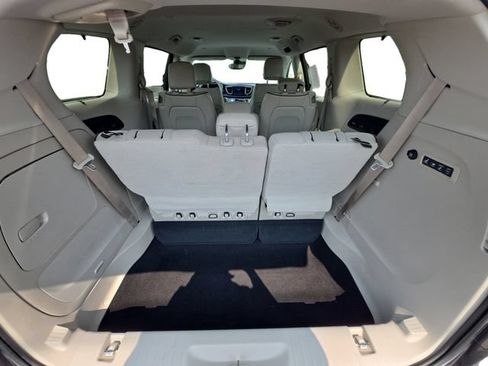 Used 2017 Chrysler Pacifica Limited w/ Advanced Safetytec Group FWD image 13