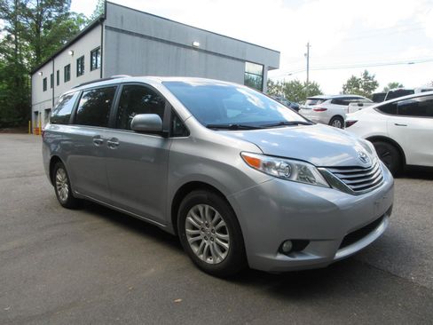 Used 2017 Toyota Sienna XLE image 3