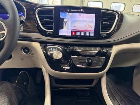 Used 2023 Chrysler Pacifica Limited image 11
