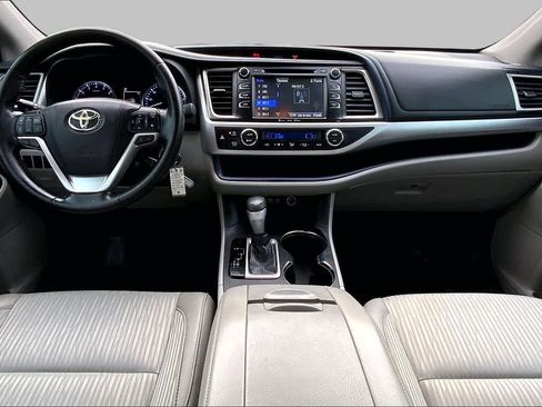 Used 2017 Toyota Highlander Plus FWD image 15