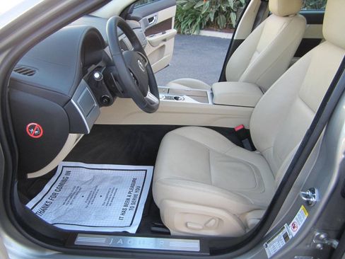 Used 2013 Jaguar XF RWD image 25