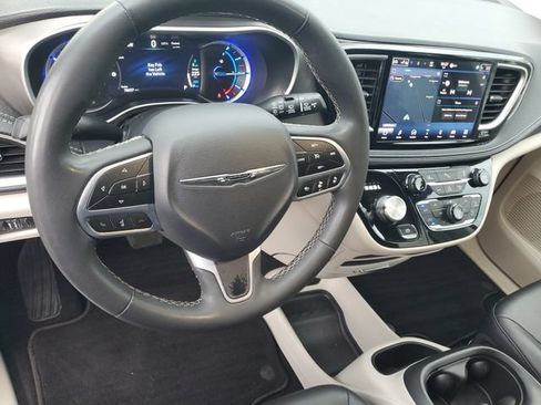 Used 2024 Chrysler Pacifica Limited FWD image 18