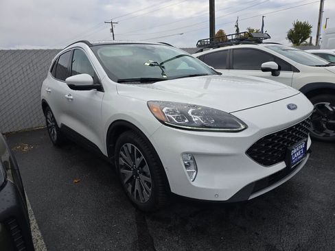 Used 2020 Ford Escape Titanium image 3