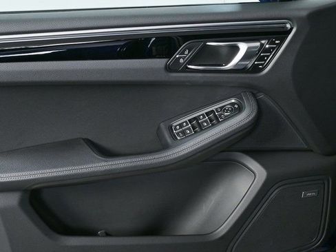 Certified 2025 Porsche Macan image 6