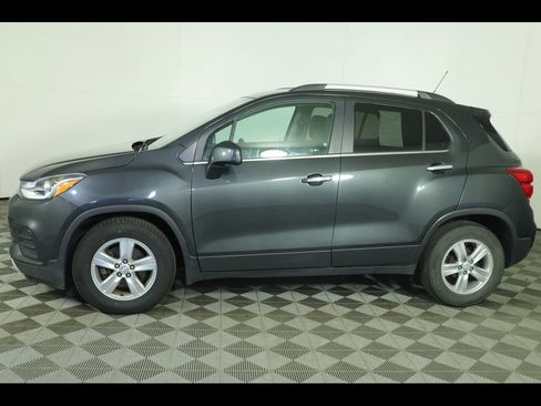 Used 2018 Chevrolet Trax LT w/ LT Convenience Package FWD image 4