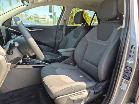 Used 2025 Kia Niro LX FWD image 25