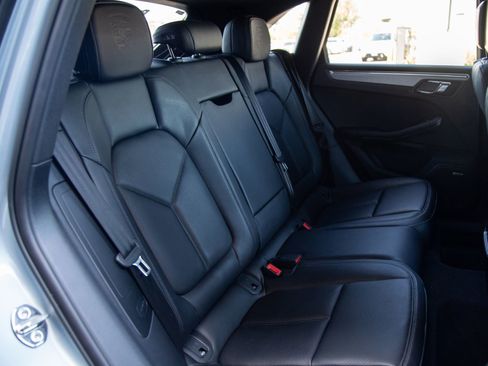 Certified 2025 Porsche Macan AWD/4WD image 6