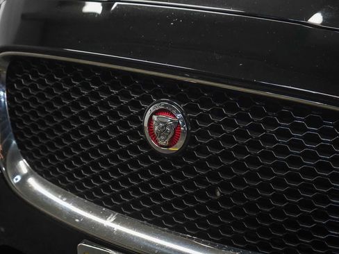 Used 2017 Jaguar F-PACE Premium image 8