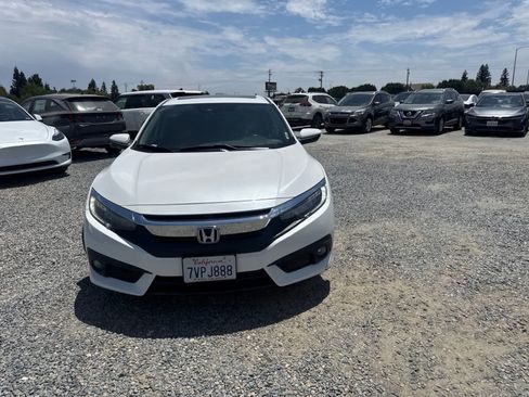 Used 2017 Honda Civic Touring image 2
