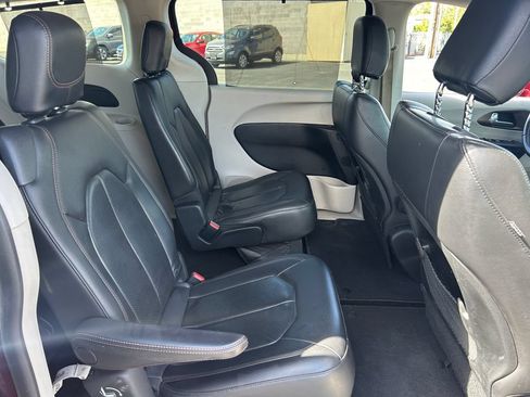 Used 2018 Chrysler Pacifica Touring-L FWD image 34