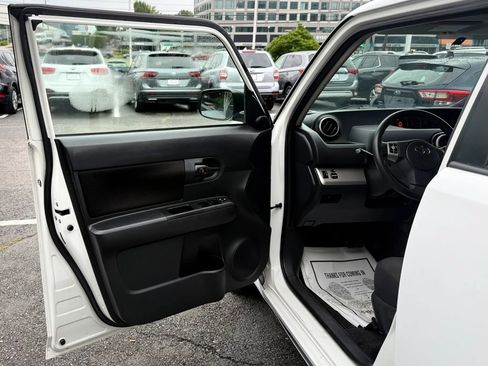 Used 2008 Scion xB FWD image 9