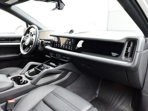 Certified 2025 Porsche Cayenne S AWD/4WD image 19