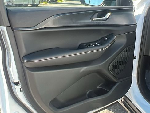 New 2025 Jeep Grand Cherokee L Laredo image 13