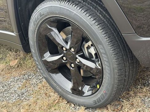 New 2025 Jeep Grand Cherokee L Altitude image 9