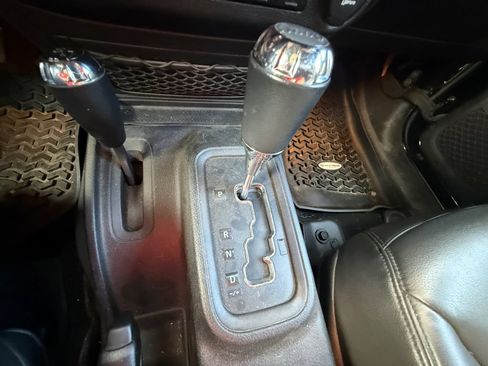 Used 2017 Jeep Wrangler Unlimited Sahara w/ Dual Top Group AWD/4WD image 27