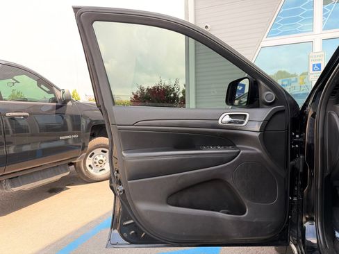 Used 2019 Jeep Grand Cherokee Altitude AWD/4WD image 17