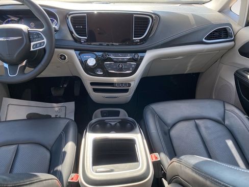Used 2024 Chrysler Pacifica Select image 21