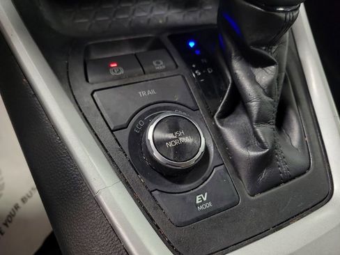 Used 2021 Toyota RAV4 LE image 15