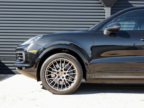 Certified 2023 Porsche Cayenne Platinum Edition image 11
