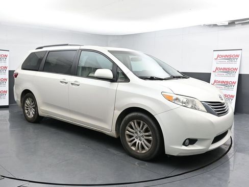 Used 2017 Toyota Sienna XLE image 2