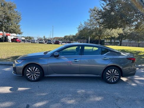 Used 2023 Nissan Altima 2.5 SV image 2