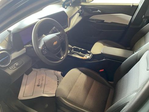 Used 2025 Chevrolet Trax LT FWD image 10